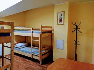 Хостелы Krone Hostel Ужгород Кровать в общем 4-местном номере для мужчин и женщин-1