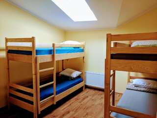 Хостелы Krone Hostel Ужгород Кровать в общем 4-местном номере для мужчин и женщин-3