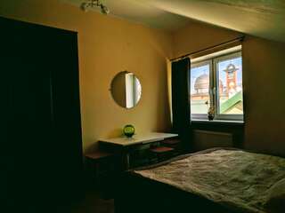 Хостелы Krone Hostel Ужгород Двухместный номер с двуспальной кроватью и дополнительной кроватью-2