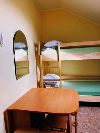 Хостелы Krone Hostel Ужгород Кровать в общем 6-местном номере для мужчин и женщин-3