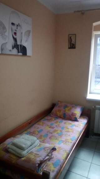 Хостелы Krone Hostel Ужгород Односпальная кровать в общем номере для мужчин и женщин-2