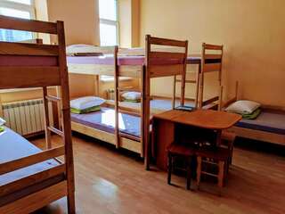 Хостелы Krone Hostel Ужгород Спальное место на двухъярусной кровати в общем номере для мужчин и женщин-7