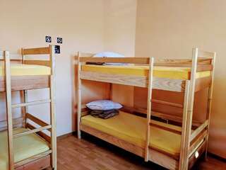 Хостелы Krone Hostel Ужгород Кровать в общем номере для мужчин и женщин с 10 кроватями-2